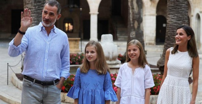 Los Reyes Felipe y Letizia y sus hijas, la princesa Leonor y la infanta Sofía, posaban el domingo en el Palacio de la Almudaina/EFE