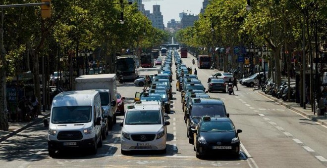 Los taxistas de Barcelona mantienen las concentraciones en el centro de la ciudad . EFE/ Enric Fontcuberta.