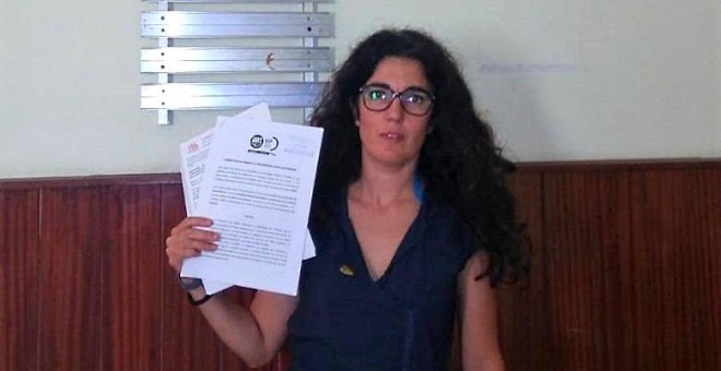 Zeltia Burgos, agente forestal y responsable de la CIG en la Administración autonómica, presentando la denuncia ante Inspección de Trabajo. /CIG