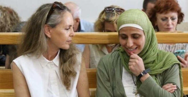 Dareen Tatour junto a su abogada Gaby Lansky / Reuters