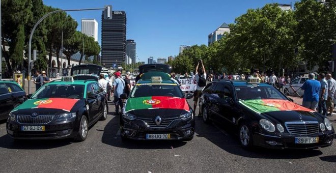 MADRID, 31/07/2018 Taxis portugueses se solidarizan con la huelga de taxistas, que colapsan la avenida de la castellana en Madrid. EFE/Rodrigo Jiménez