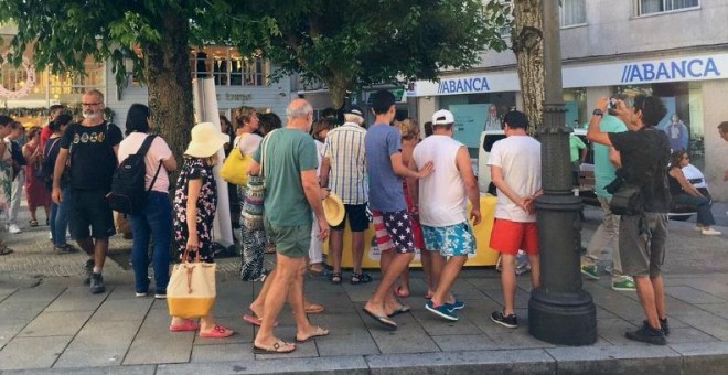 Gente se agolpa en la mesa donde se recogieron firmas a favor de castellanizar Sanxenxo.