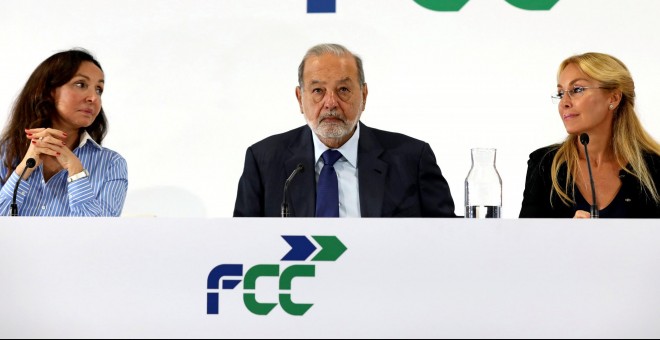 El multimillonario mexicano Carlos Slim, principal accionista de FFC, entre Esther Koplowitz, la segunda mayor accionista, y la presidenta de la constructora Esther Alcocer Koplowitz, Chairman, en la presentación del plan estratégico de la compañía. REUTE