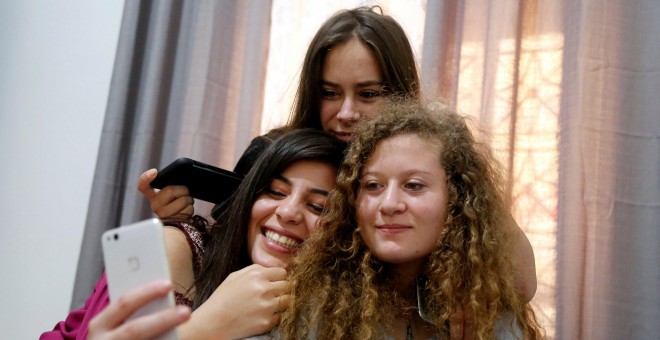 La joven palestina se fotografía con sus amigas después de ocho meses sin poderlas ver | Foto: REUTERS