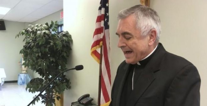 Ronald Gainer, obispo de la Diócesis católica de Harrisburgh, anunciando que la diócesis retirará de sus instalaciones los nombres de obispos que no respondieron de manera adecuada a las denuncias de abuso sexual infantil/AP(Mark Scolforo)