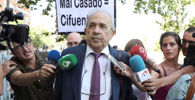 El exdirector del Instituto de Derecho Público de la Universidad Rey Juan Carlos, Enrique Álvarez Conde, a su llegada a los juzgados de Plaza de Castilla en Madrid/ EFE/ J.J. Guillén