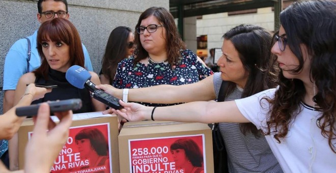 Entrega de más de 250.000 firmas recogidas en la plataforma Change.org, pidiendo que el Gobierno indulte a Juana Rivas