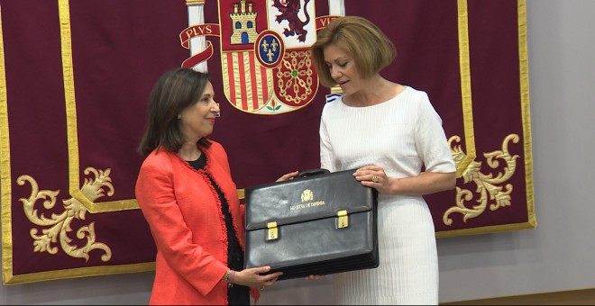 La exministra de Defensa María Dolores de Cospedal y la actual titular, Margarita Robles, en el cambio de cartera. Europa Press TV