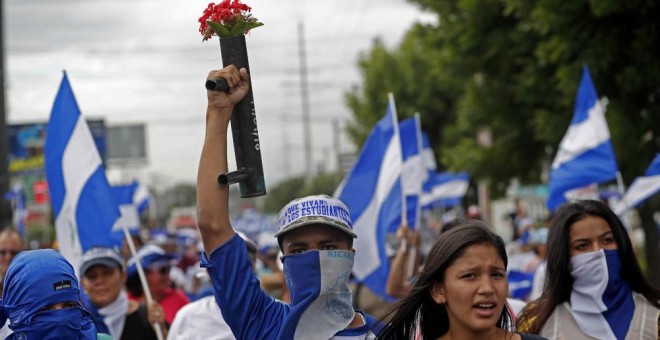 Jóvenes participan en una marcha convocada para apoyar a los médicos que fueron destituidos por atender manifestantes en Managua. JORGE TORRES (EFE)