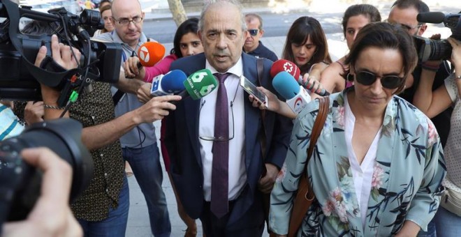 Enrique Álvarez Conde, antiguo director del Instituto de Derecho Público de la Universidad Rey Juan Carlos, llegando a los juzgados de Plaza de Castilla | Foto: EFE