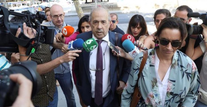 Enrique Álvarez Conde, antiguo director del Instituto de Derecho Público de la Universidad Rey Juan Carlos, llegando a los juzgados de Plaza de Castilla | Foto: EFE