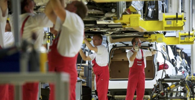 Trabajadores en una fábrica de coches. EFE