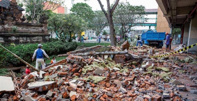 Un terremoto de magnitud 7 sacudió la isla indonesia de Lombok. / EFE