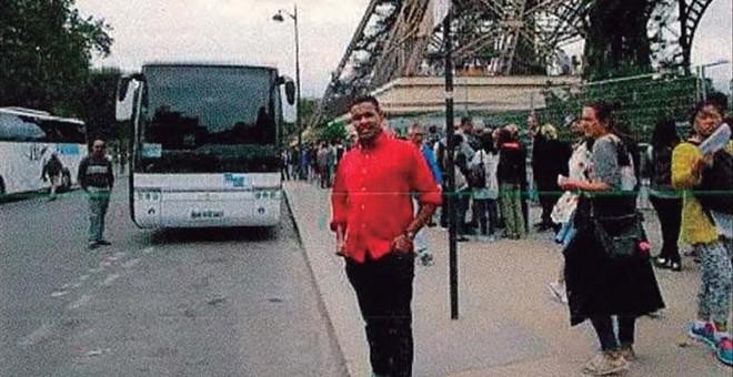 el terrorista Omar Hichamy fotografiandose en la Torre Eiffel.