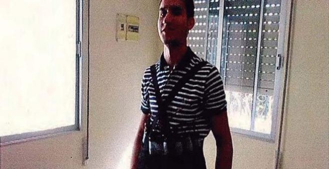 El terrorista que atentó contra la Rambla de Barcelona, Younes Abouyaaqoub, con un chaleco explosivo días antes del suceso.