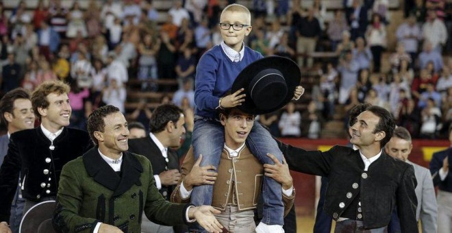 Adrián Hinojosa saliendo a hombros de la plaza de toros de Valencia - EFE