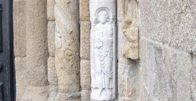 Imagen de la estatua de la Catedral de Santiago, ya sin la pintada. EP