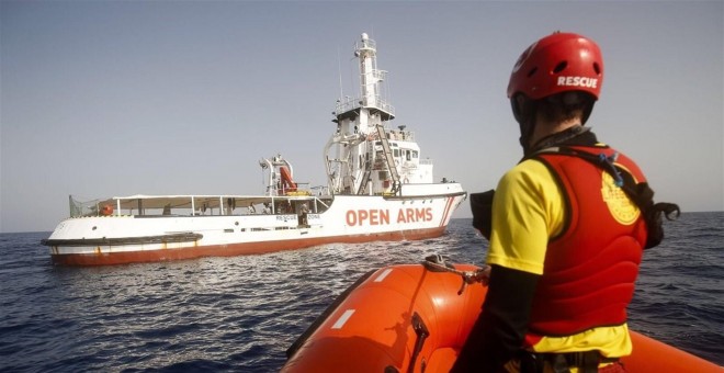 El barco de la ONG catalana Proactiva Open Arms durante sus labores de rescate por el Mediterráneo. / Europa Press