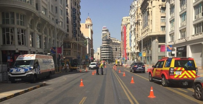 Cortado un tramo de Gran Vía de Madrid por un escape de gas por la rotura de una tubería durante unas obras. / Europa Press