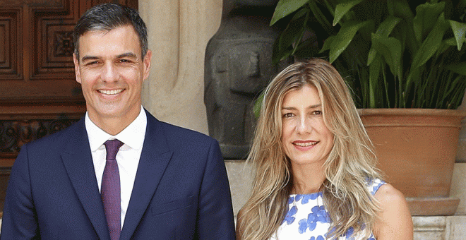 Pedro Sánchez, y su esposa Begoña Gómez, en el Palacio de Marivent. EFE