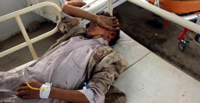 Un niño yemení herido recibe atención médica en un hospital tras ser víctima de un ataque aéreo supuestamente perpetrado por la coalición de Arabia Saudí en Saada (Yemen). Foto: EFE / Stringer