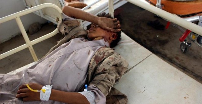 Un niño yemení herido recibe atención médica en un hospital tras ser víctima de un ataque aéreo supuestamente perpetrado por la coalición de Arabia Saudí en Saada (Yemen). Foto: EFE / Stringer