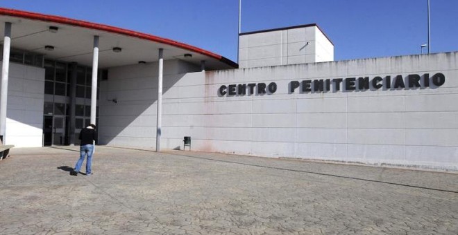 Fotografía de archivo de la fachada de la cárcel de Mansilla de las Mulas, en León, a donde Santiago izquierdo no regresó cuando aprovechaba un permiso. | Foto: EFE