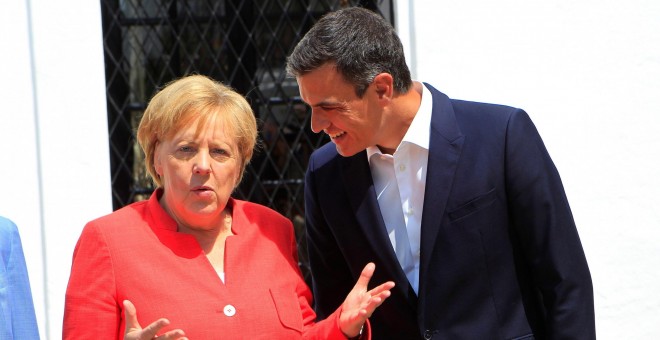 La canciller alemana, Ángela Merkel, recibida por el presidente del Gobierno español, Pedro Sánchez. EFE/A.Carrasco Ragel