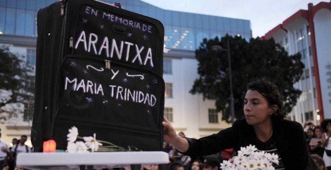 Uno de los momentos de la concentración en recuerdo de Arantxa Gutiérrez López y María Trinidad Matus Tenorio, asesinadas en Costa Rica por dos hombres. | EFE