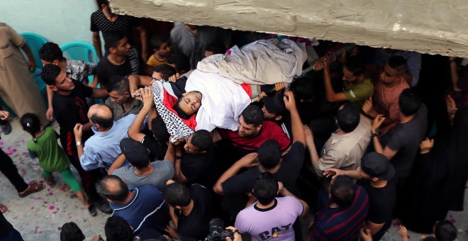 Un palestino herido entra en un hospital de la región | REUTERS