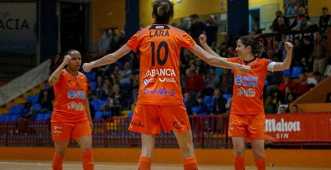 Algunas jugadoras del Burela celebran un gol durante un partido | Cedidas a Público