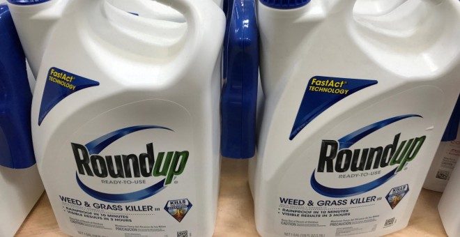 Envases del herbicida 'Roundup', de Monsanto, que contiene glifosato. REUTERS/Mike Blake