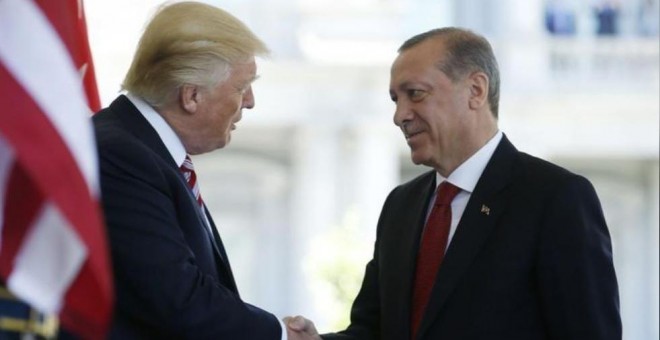 El presidente de EEUU Donald Trump saluda al presidente de Turquía Recep Tayyip Erdogan - Reuters/Josgua Roberts