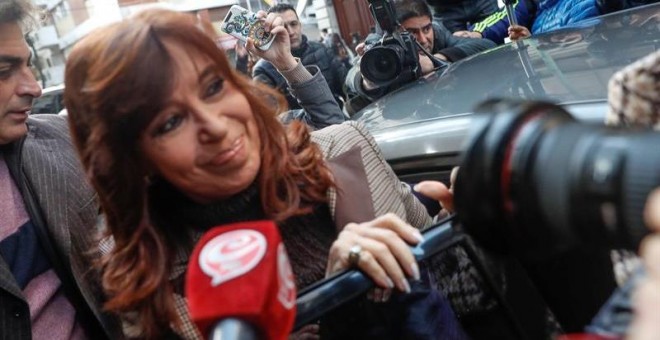 La expresidenta de Argentina Cristina Fernández (c) (2007-2015) sale hoy, 13 de agosto de 2018, de su casa para acudir a declarar como imputada. / EFE David Fernández