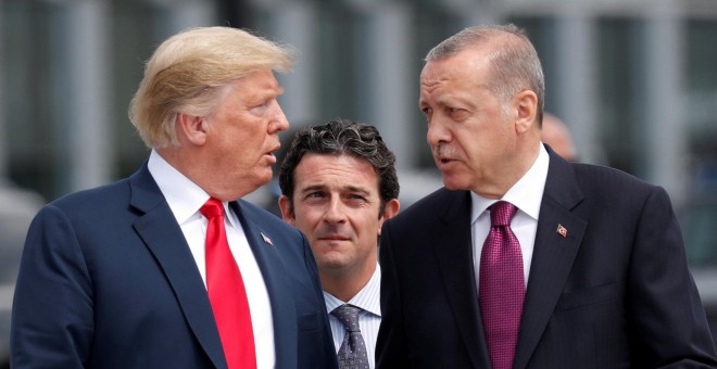 El presidente turco Recep Tayyip Erdogan habla con el presidente estadounidense Donald Trump durante la última cumbre de la OTAN en Bruselas. REUTERS/Kevin Lamarque