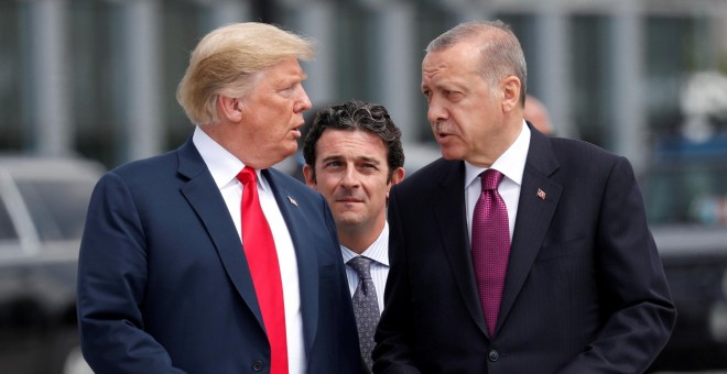 El presidente turco Recep Tayyip Erdogan habla con el presidente estadounidense Donald Trump durante la última cumbre de la OTAN en Bruselas. REUTERS/Kevin Lamarque