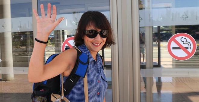 Juana Rivas en el aeropuerto granadino este miércoles desde donde viaja a Cerdeña (Italia) para pasar quince días consecutivos con su hijos / EFE Pepe Torres