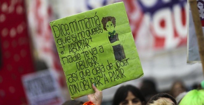 Una pancarta en la concentración de activistas en defensa de la despenalización del aborto en la Plaza del Congreso, de Buenos Aires, durante el debate en el Senado de la ley sobre la interrupción del embarazo. EFE/David Fernández
