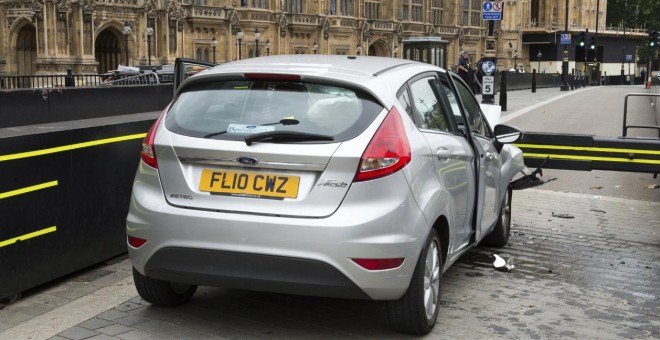 El vehículo con el que este martes un joven arrolló a varias personas cerca del Parlamento británico, en Londres. REUTERS