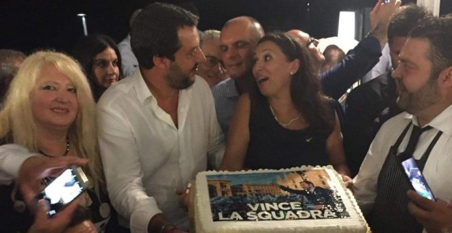 El ministro de Interior de Italia, Matteo Salvini, en una fiesta de la Liga Norte, en la noche de la tragedia de Génova./Twitter