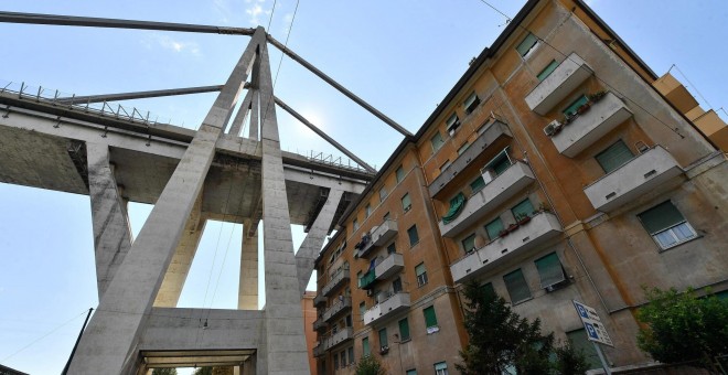 Vista de una vivienda bajo un puente que se derrumbó el pasado martes en Génova (Italia). EFE/ Luca Zennaro
