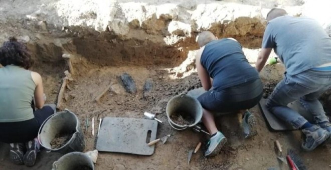 La Asociación para la Recuperación de la Memoria Histórica, durante las excavaciones realizadas en Boadilla (Salamanca). / ARMH