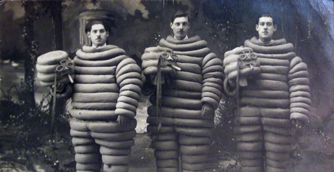 Una postal de 1920 de tres hombres disfrazados de Bibendum, la mascota de la firma Michelin. AFP