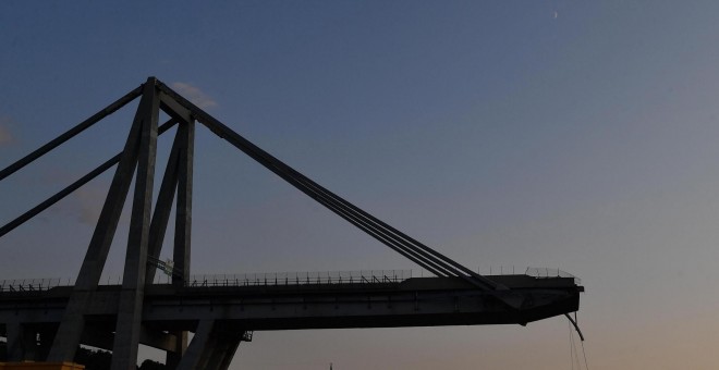 Vista parcial del puente que se derrumbó este martes en Génova (Italia). EFE/LUCA ZENNARO