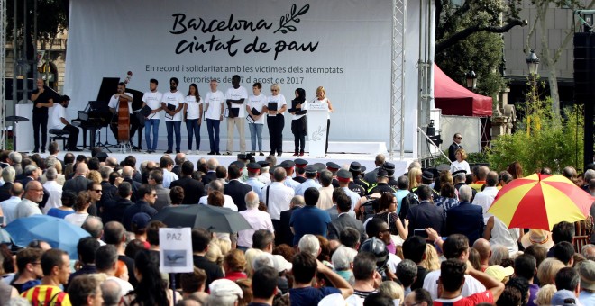 Viste general de la ceremonia de homenaje y recuerdo a las víctimas de los atentados de Las Ramblas y Cambrils, en  en la barcelonesa Plaza de Catalunya. REUTERS/Albert Salame