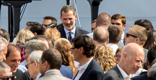 El rey Felipe VI tras el acto 'Barcelona Ciudad de Paz', celebrado en la Plaza de Catalunya, en conmemoración del primer aniversario de los atentados en Las Ramblas de Barcelona y en Cambrils. REUTERS/Albert Salame