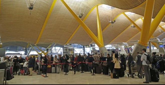 Colas formadas en los controles de seguridad del aeropuerto Madrid-Barajas debido a una antigua huelga de vigilantes | EFE