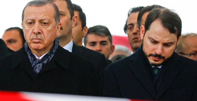 El presidente turco, Recp Tayyip Erdogan, con el ministro de Finanzas Berat Albayrak (quien también es su yerno), en una foto de diciembre de 2016.. REUTERS/Osman Orsal