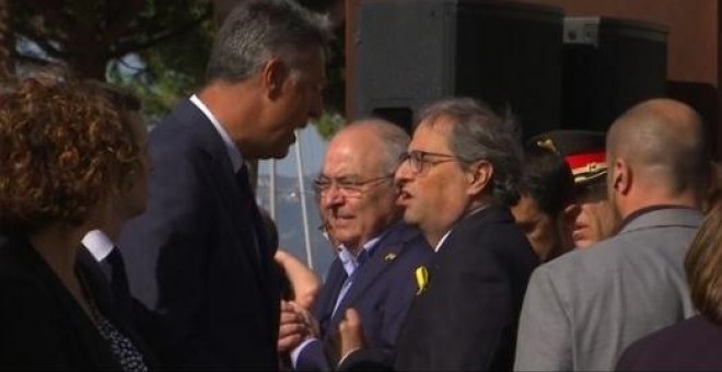 Instantánea del enfrentamiento verbal entre Albiol y Torra en el homenaje en Cambrils a las víctimas del atentado del 17-A. | TV3