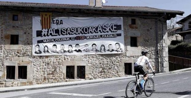 Pancarta en apoyo de la libertad de los ocho jóvenes condenados por una pelea de bar con dos guardias civiles | EFE